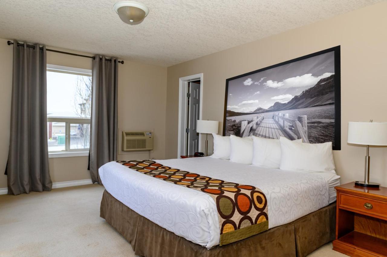 Hotel Super 8 By Wyndham Cochrane Extérieur photo