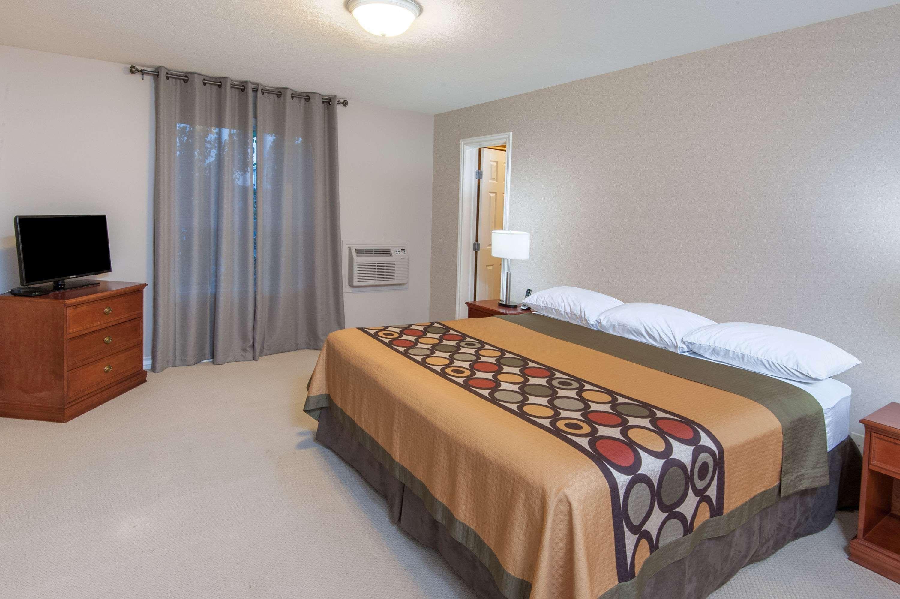 Hotel Super 8 By Wyndham Cochrane Extérieur photo