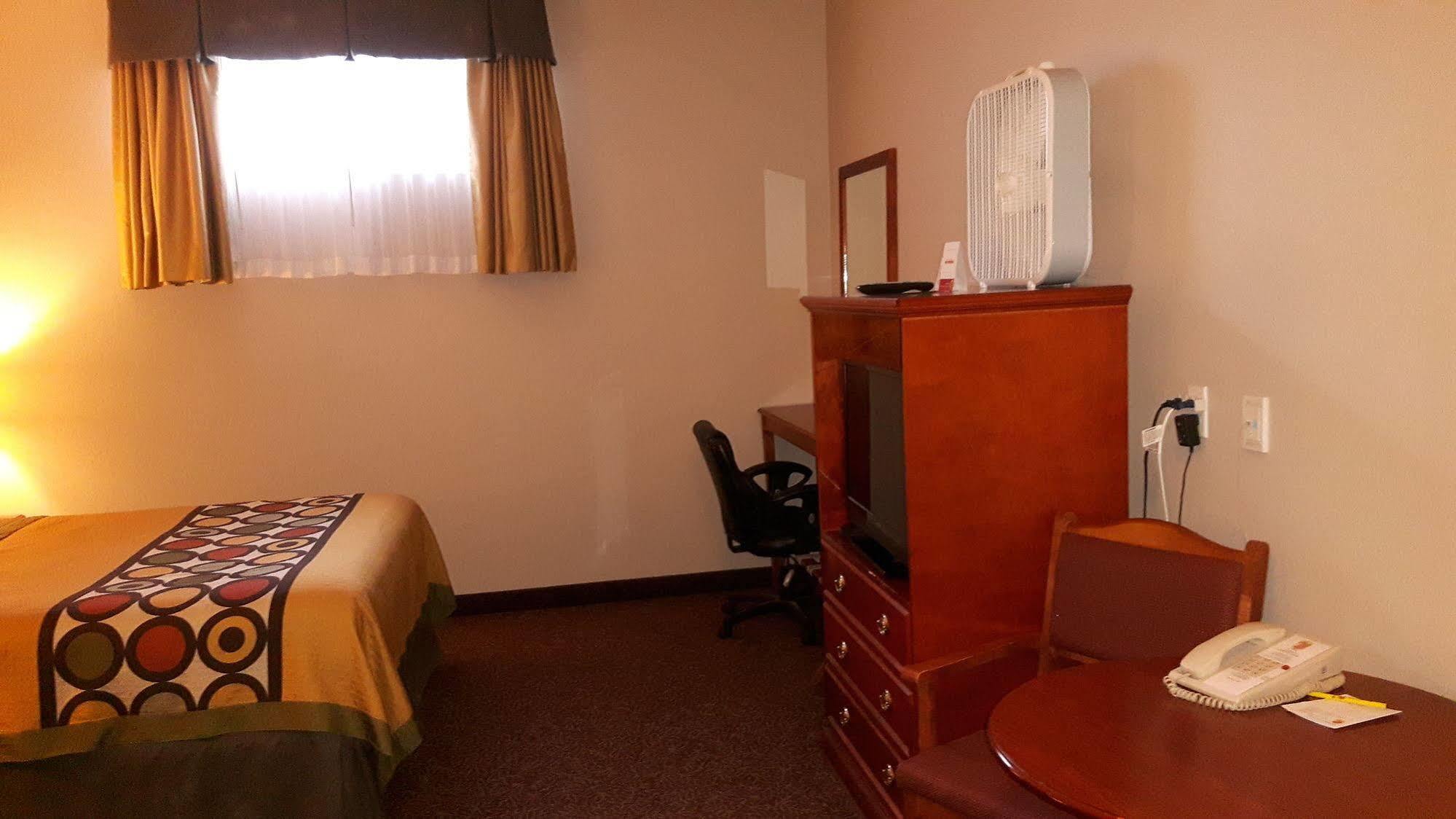 Hotel Super 8 By Wyndham Cochrane Extérieur photo
