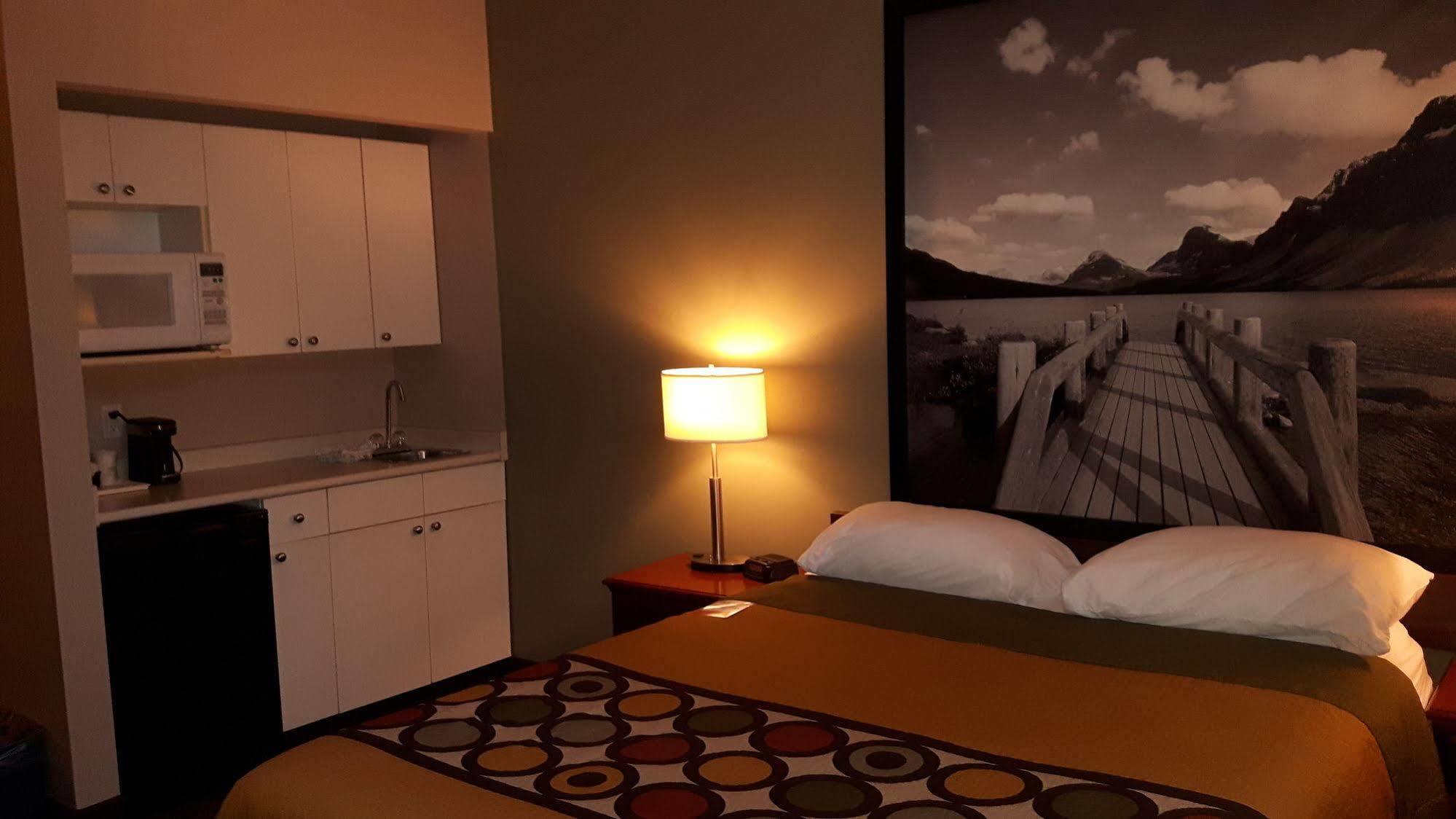 Hotel Super 8 By Wyndham Cochrane Extérieur photo