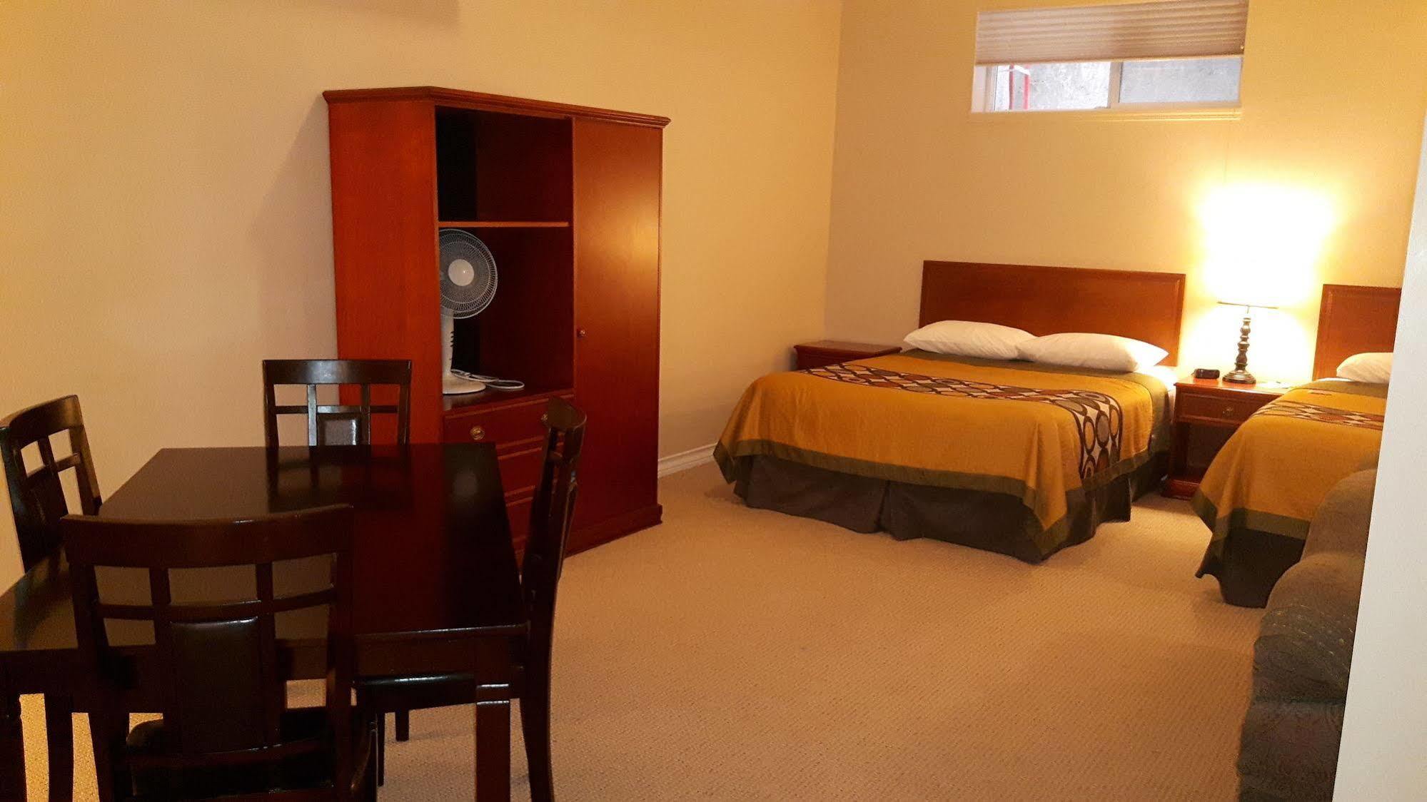 Hotel Super 8 By Wyndham Cochrane Extérieur photo