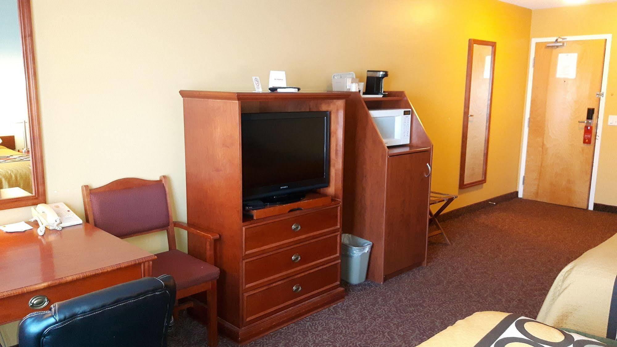 Hotel Super 8 By Wyndham Cochrane Extérieur photo