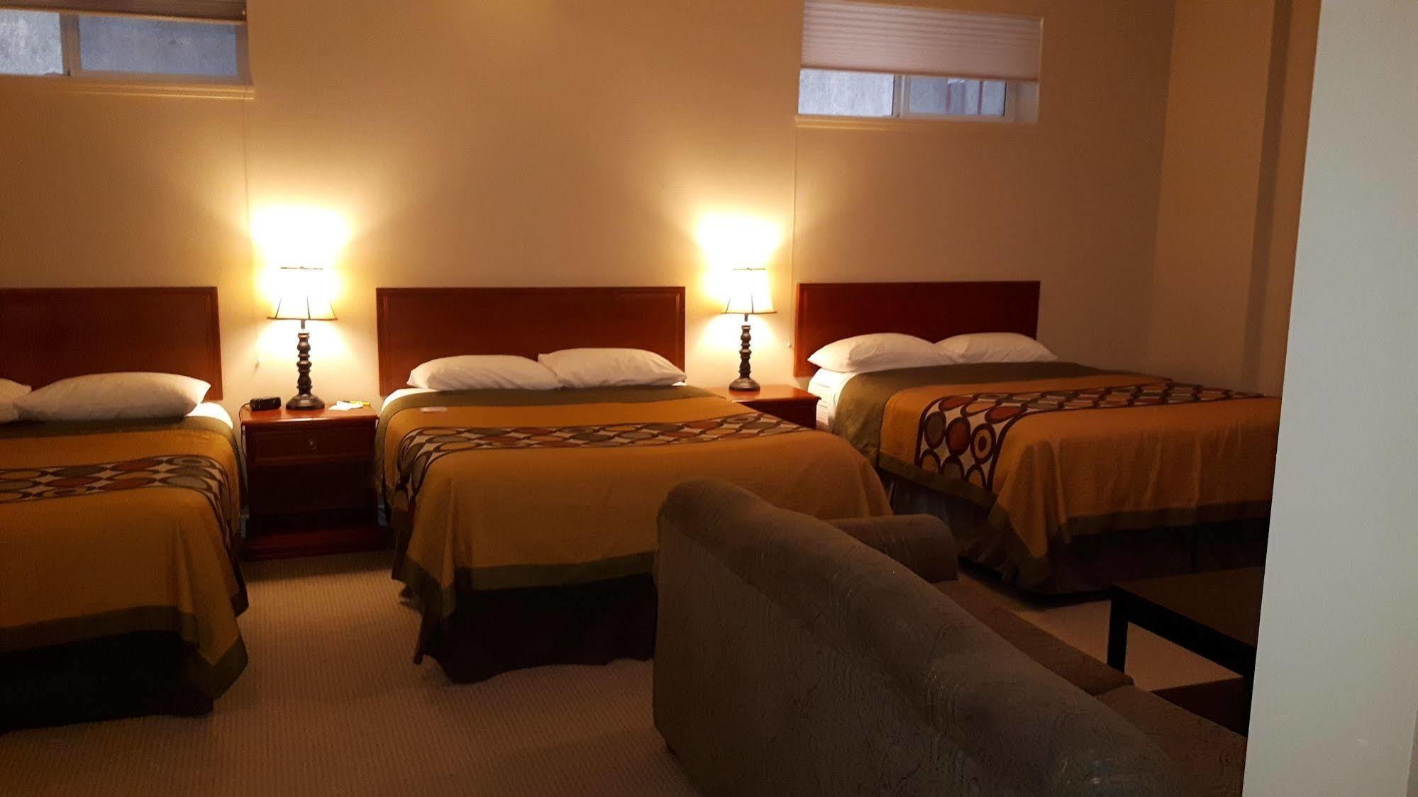 Hotel Super 8 By Wyndham Cochrane Extérieur photo